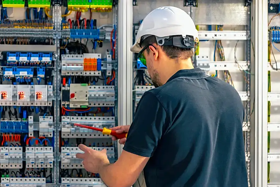 Antalya’da Profesyonel Elektrik Panosu Bakımı ve Modernizasyon Hizmeti